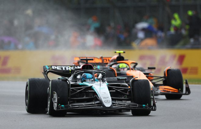 George Russell je najbolje opravil s spremenljivimi razmerami v Silverstonu. FOTO: Andrew Boyers/Reuters