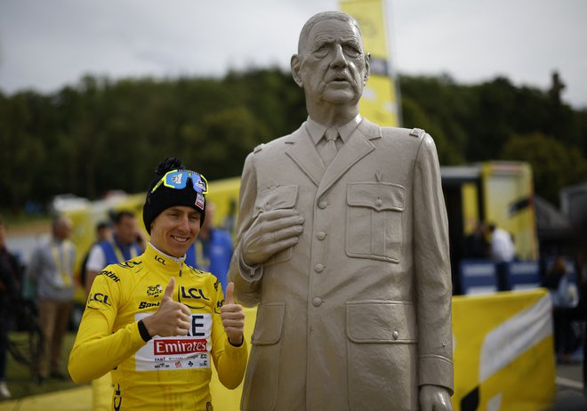 Tadej Pogačar rumeno majico nosi v krajih, kjer je živel Charles de Gaulle. FOTO: Stephane Mahe/Reuters