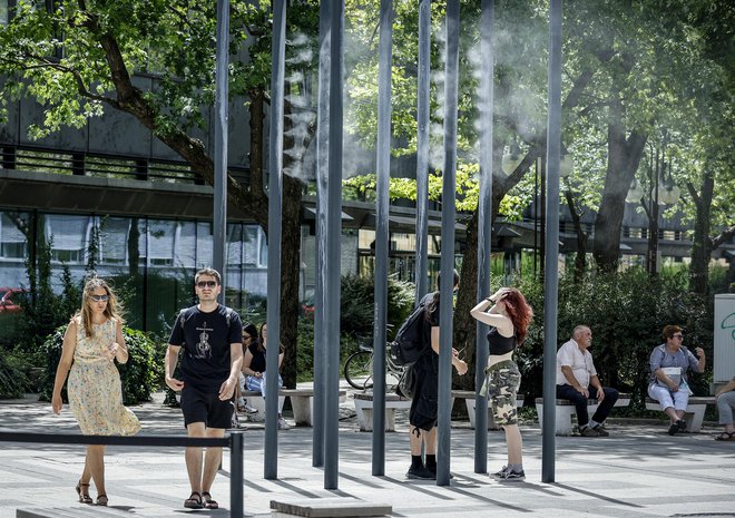 V visokem poletju je za opravke najprimernejši jutranji hlad. Pri hoji po cesti si izbiramo senčne strani. FOTO: Jože Suhadolnik/Delo