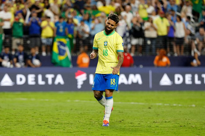 Douglas Luiz ni skrival razočaranja po zgrešeni enajstmetrovki. FOTO: Kevork Djansezian/AFP