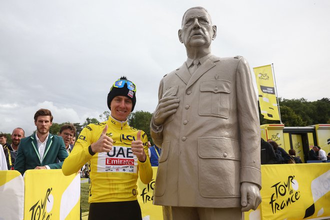 Tadej Pogacar in general Charles de Gaulle. FOTO: Anne-Christine Poujoulat/AFP