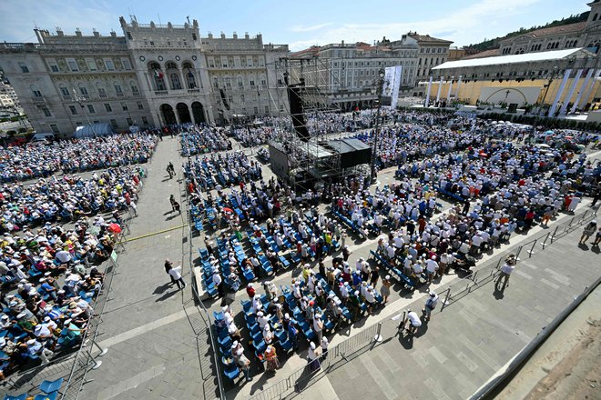 Na Trgu enotnosti se je po poročanju agencije Ansa zbralo 8500 ljudi. FOTO: Andreas Solaro/AFP