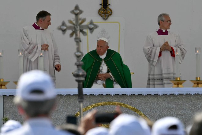 Papež je opozoril, da so ljudje indiferentni do krivic, ki se dogajajo po svetu. FOTO: Andreas Solaro/AFP