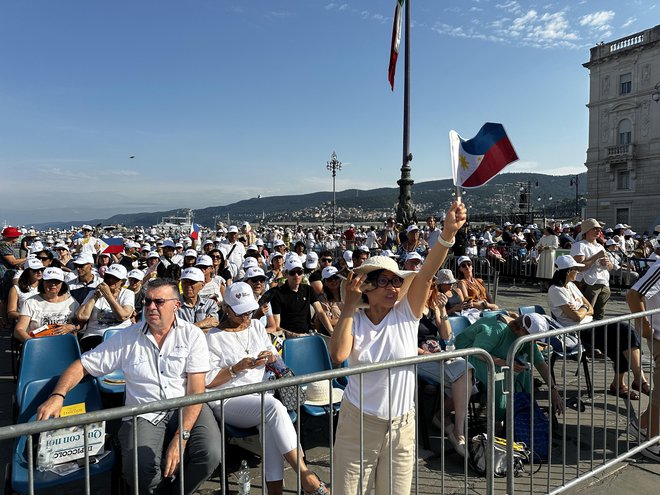 Navdušenje nad prihodom papeža. FOTO: Nataša Čepar/Delo