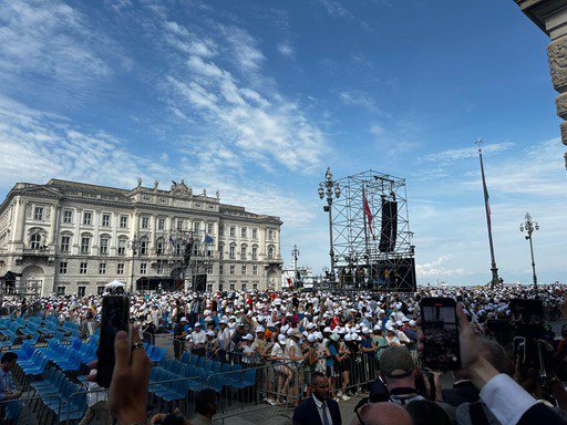 Navdušenje ob papeževem obisku v Trszu. FOTO: Nataša Čepar/ Delo