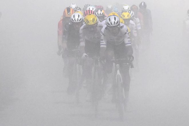 Na prašnih cestah je izredno slaba vidljivost. FOTO: Bernard Papon Afp