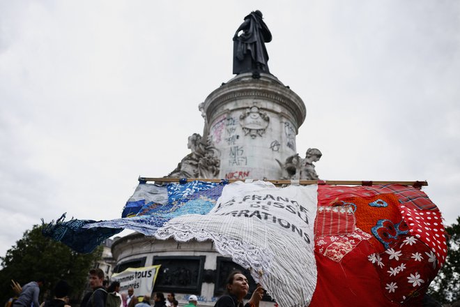 Kampanjo so zaznamovali protesti proti skrajni desnici, zaradi strahu pred nasiljem v primeru njene zmage je bilo v pripravljenosti na tisoče policistov. FOTO: Yara Nardi/Reuters