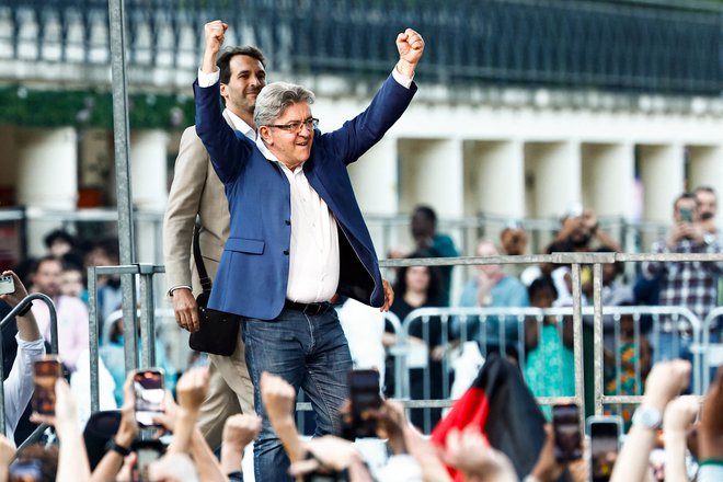 Mélenchon je Macronu sporočil, naj prizna poraz, Attalu pa, naj zapusti premierski stolček. FOTO. Sameer Al-doumy/AFP