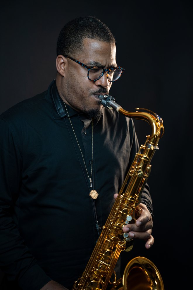 V časniku New York Times so Jamesa Brandona Lewisa označili za saksofonista, ki uteleša in presega tradicijo. Foto promocijsko gradivo