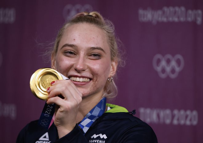 Janja Garnbret je v Tokiu prekosila konkurenco in postala prva olimpijska šampionka v športnem plezanju. FOTO: Maxim Shemetov/Reuters