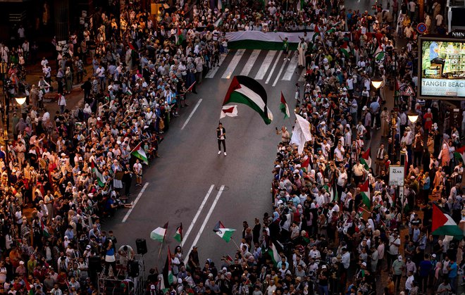 Skoraj 200.000 ljudi je na ulicah pozivalo k izpustitvi Izraelcev, ki jih palestinski militanti v Gazi zadržujejo kot talce od oktobrskih napadov v Jeruzalemu. FOTO: Fadel Senna/AFP