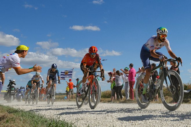 Kolesarji so se na včerjšnji etapi soočili z več kot 32 kilometri makadamskih cest. FOTO: Thomas Samson/AFP