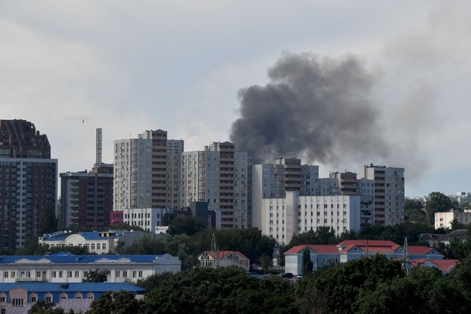 Fotografija današnjega napada na Kijev. FOTO: Sergej Supinski/AFP