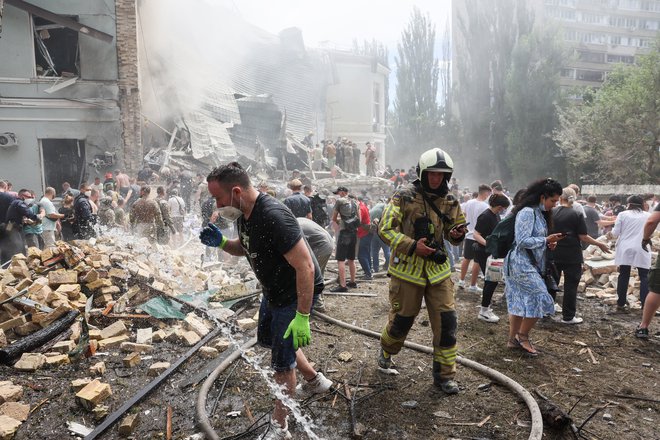 V napadih je bilo poškodovanih več stavb, med drugim tudi otroška bolnišnica v Kijevu. FOTO: Gleb Garanič/Reuters