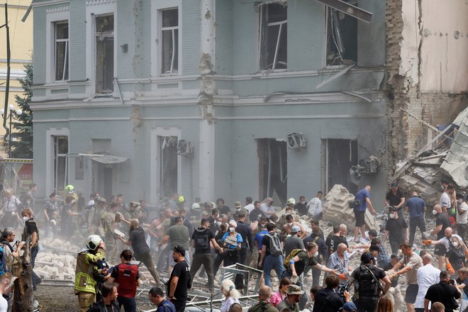 Bolnišnica naj bi bila po poročanju močno poškodovana. FOTO: Gleb Garanič/Reuters