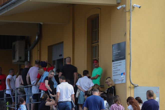 Pred vrati oddelka za tujce so bile tudi danes vrste čakajočih. FOTO: Črt Piksi