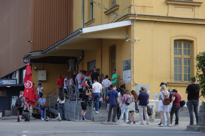 Največ zaostankov na UE Ljubljana je na področju tujcev, kjer imajo nerešenih okoli deset tisoč vlog.  FOTO: Črt Piksi