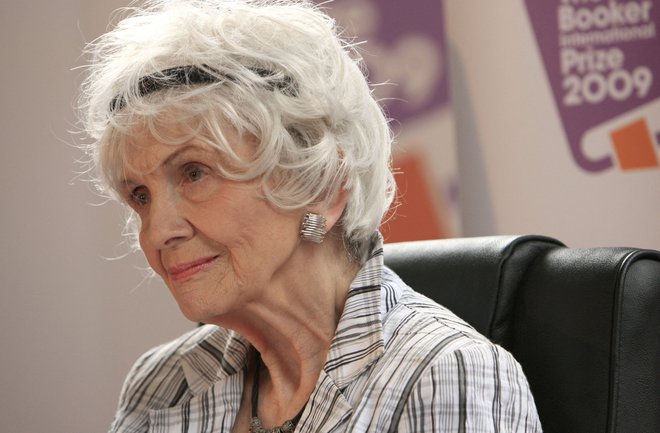 Kanadska pisateljica Alice Munro, ki je Nobelovo nagrado za literaturo prejela leta 2013, je umrla maja v 93. letu starosti.  FOTO: Peter Muhly/AFP