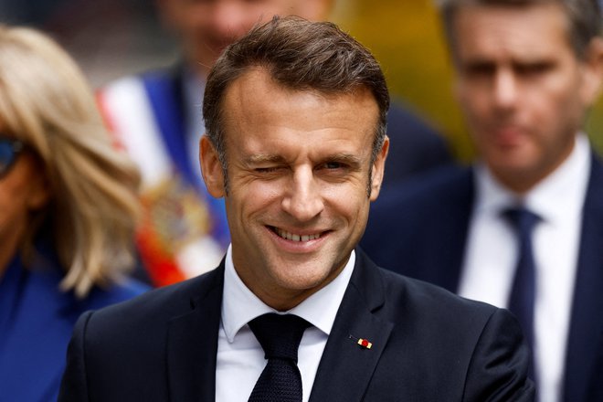 Francoski predsednik Emmanuel Macron je po nedeljskih parlamentarnih volitvah, ki niso nobeni strani prinesle absolutne večine, zavrnil takojšnji odstop dosedanjega premierja. FOTO: Christian Hartmann/Reuters