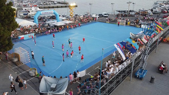 Osrednje prizorišče je na Ukmarjevem trgu, kjer tekme trajajo tudi po polnoči in še čez. Tako igrišče, tik ob morju, je, kot poudari sogovornik, edinstveno. FOTO: Eurofest