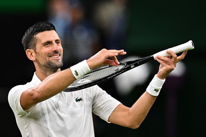 Novak Đoković je takole zaigral tudi na violino. FOTO: Andrej Isakovic/AFP