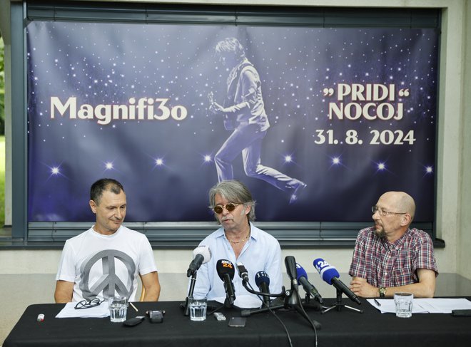 Robert Pešut Magnifico (v sredini) na novinarski konferenci 28. junija v Ljubljani. FOTO: Jože Suhadolnik/Delo