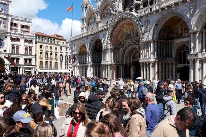Uvedbi vstopnine za dnevne izletnike v Benetkah so nasprotovali celo domačini, saj da ne rešuje njihovih pravih težav, vsaj v začetku tudi ni prinesla zmanjšanja števila turistov. FOTO: Manuel Silvestri/ Reuters