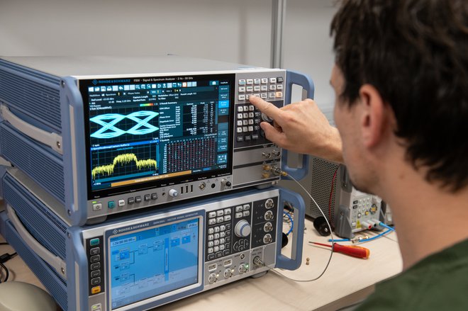 Gregor Kirbiš, raziskovalec LEIS na področju visoko frekvenčne radijske tehnike, pri analizi očesnega diagrama simbolnih prehodov širokopasovne radijske komunikacije za nov satelit Trisat-S z uporabo naprednega spektrometra. FOTO: arhiv UM

 