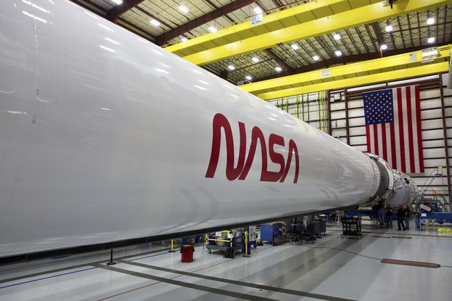 Črva so obudili leta 2020, ko so ga narisali na raketo falcon 9.

Foto Spacex