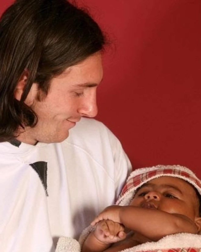 Fotografije Messija in dojenčka Lamina Yamala. FOTO: Twitter/ Joan Monfort/AP