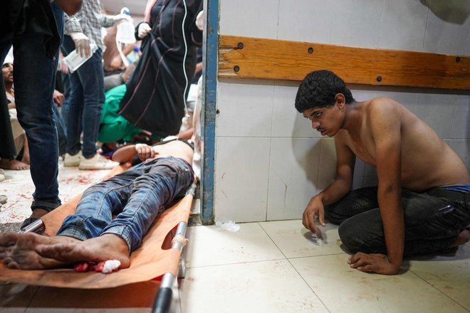 V izraelskem napadu je bilo ubitih 25 ljudi, med njimi veliko otrok. FOTO: Bashar Taleb/AFP