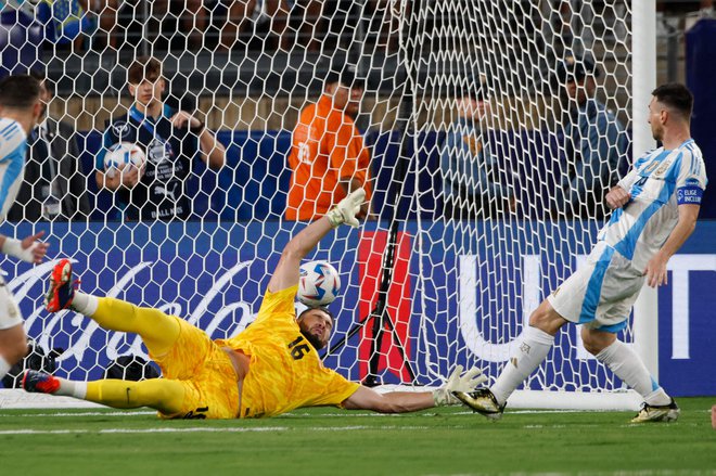 Lionel Messi je z golom za 2:0 le še potrdil zmago Argentine v prvem polfinalu Copa Americe. FOTO: Eduardo Munoz/AFP