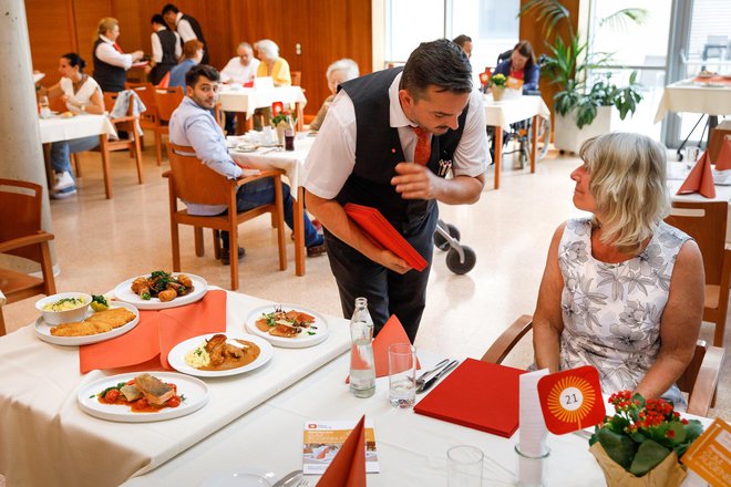 Obiskovalci uživajo v vrhunski kulinariki po dostopnih cenah. Glavna jed stane do 14 evrov. FOTO: © Markus Morianz/Häuser zum Leben