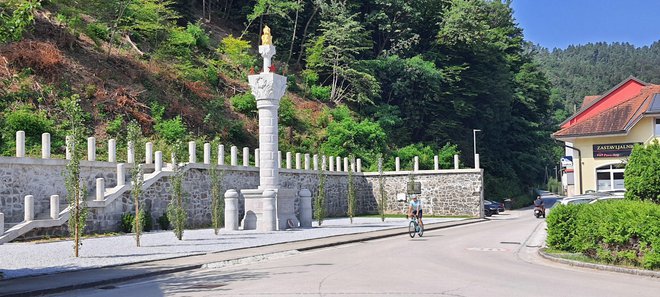 Spomenik stoji na sredini pravokotne parcele, ki je posuta s peskom in obdana s kamnitim zidom. FOTO: Bojan Rajšek/Delo