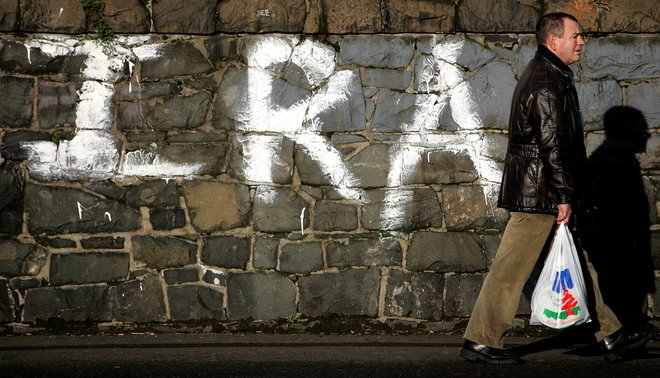 Knjiga Prestopki se dogaja v času najbolj burnih konfliktov med irskimi katoliki in protestanti. FOTO: Paul Mcerlane/Reuters