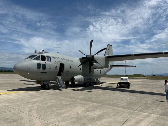 Taktično transportno letalo C-27J spartan je pred dnevom državnosti z obrambnim ministrom Marjanom Šarcem na krovu opravilo krstni let. Let na Kosovo je po pričevanju novinarjev trajal uro in pol. FOTO: Novica Mihajlović/Delo