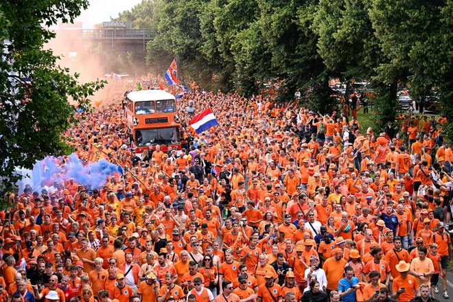 Oranžna invazija na Dortmund, obeta se nam vrhunsko navijaško vzdušje. FOTO: Ina Fassbender/AFP