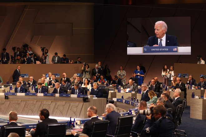 Demokratski predsednik Joe Biden je na vrhu Nata poskušal utišati govorice o svojem izstopu iz predsedniške tekme. FOTO: Samuel Corum/AFP
