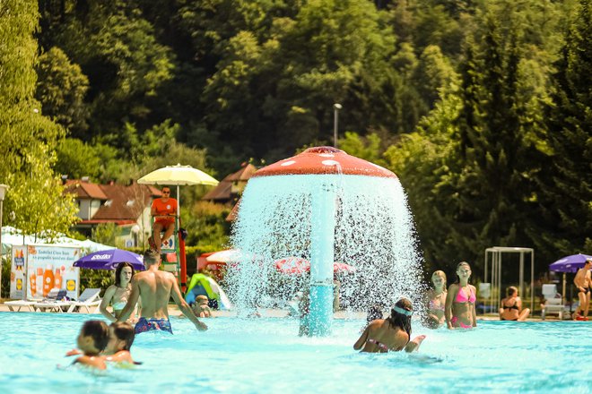 Ob sončnem in vročem vremenu morajo na kopališčih Kodeljevo in Kolezija občasno celo omejiti vstop obiskovalcev. FOTO: Črt Piksi/Delo