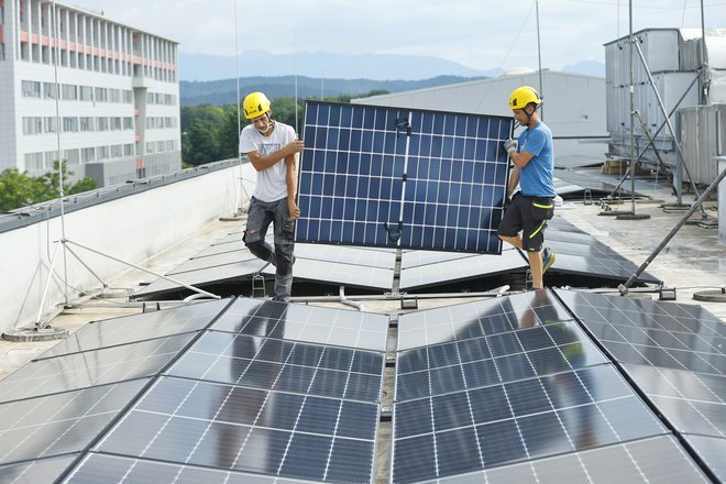 Cene sončnih elektrarn so med letoma 2001 in 2021 padle za 90 odstotkov. FOTO: Jože Suhadolnik/Delo