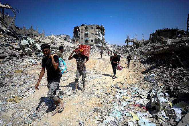 Palestinski reševalci so sporočili, da na 85 odstotkih Šujajije ne bo več mogoče živeti. FOTO: Dawoud Abu Alkas/Reuters