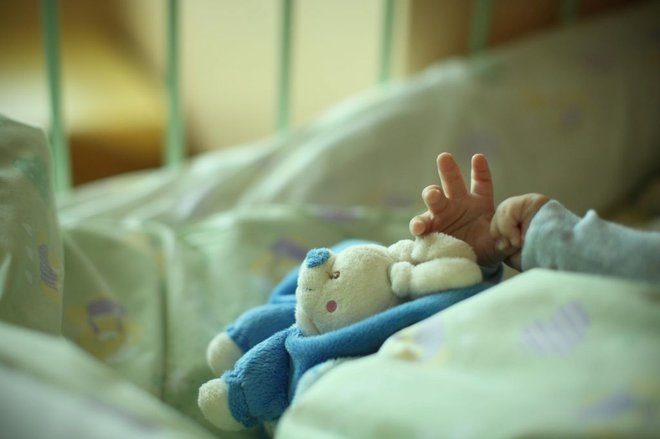 Dojenček je nenadoma postal neodziven in ni dihal. FOTO: Jure Eržen/Delo
