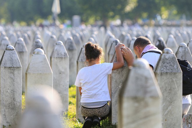 S pokopom še 14 žrtev v spominskem centru v Potočarih zdaj skupno počiva 6765 žrtev genocida, ki so ga v nekaj dneh po zavzetju bošnjaške enklave 11. julija 1995 med vojno v BiH zagrešile sile bosanskih Srbov pod vodstvom generala Ratka Mladića. FOTO: Amel Emrić/Reuters