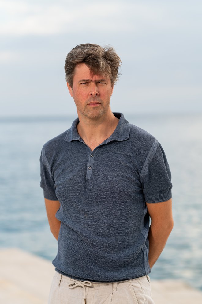 David Szalay: Ko sem prišel na ta konec Slovenije, okolica Tolmina in Idrije, idrijsko hribovje, soteske s slapovi, globokimi tolmuni, brzicami, pa Soča in Nadiža …  Me je narava res navdušila. Našel sem hišo v Gorenji Trebuši, med Idrijo in Tolminom, in si rekel, da je to to. FOTO: Pavela