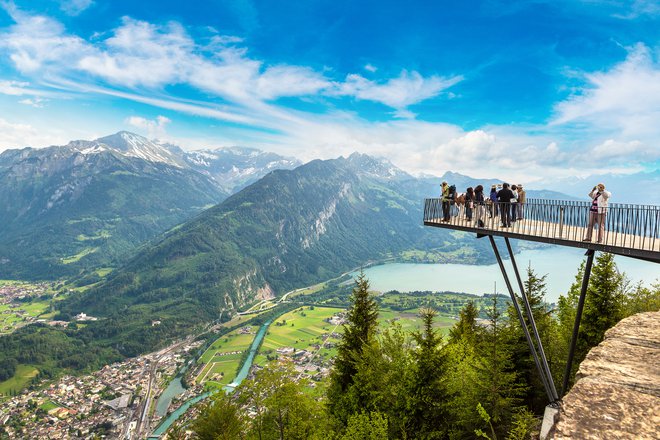 Z razgledne ploščadi nad Interlaknom se odpre pogled na obe jezeri. FOTO: Shutterstock