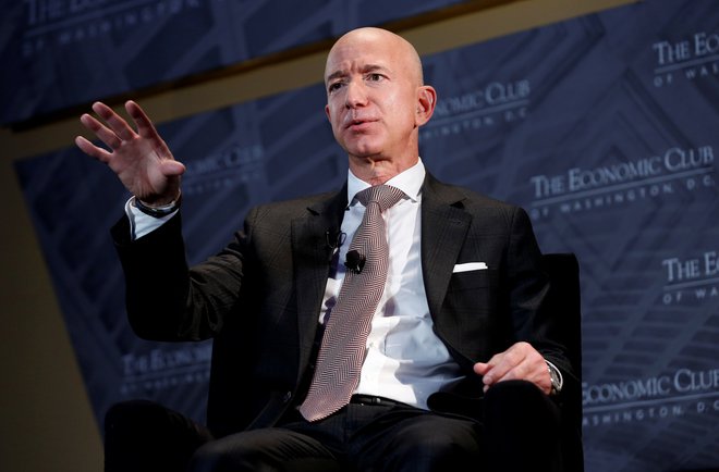 Jeff Bezos ima v lasti še 8,98 odstotka Amazonovih delnic in ostaja največji delničar podjetja. FOTO: Joshua Roberts/Reuters