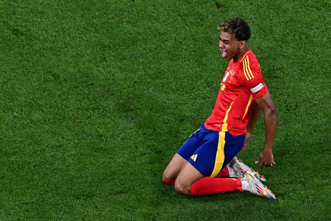 Ko je Lamine Yamal zadel proti Franciji, se je za trenutek vrgel na kolena, vstal in tekel naprej. FOTO: Tobias Schwarz/AFP