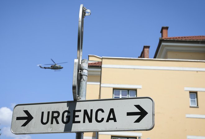 Ker je delo na urgencah tako stresno, se mu mnogi izogibajo, saj si pogosto deležen tudi žalitev in groženj zaradi razmer, na katere pa ne moreš prav nič vplivati. FOTO Jože Suhadolnik/Delo