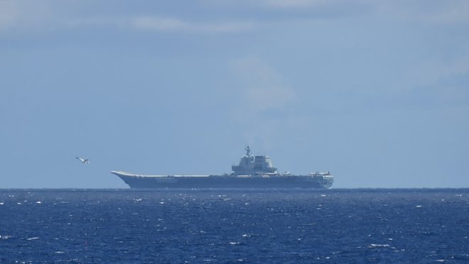 Kitajska vojaška ladja v Pacifiškem oceanu, kot so jo ta teden opazili in fotografirali Japonci.FOTO:  "AFP PHOTO/Japan's Ministry of Defense" Foto Handout Afp