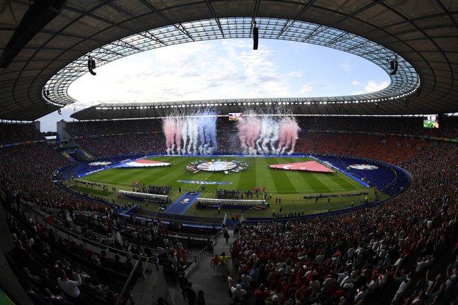 Olimpijski štadion v Berlinu je pripravljen za večerni spektakel med Španijo in Anglijo. FOTO: Fabian Bimmer/Reuters